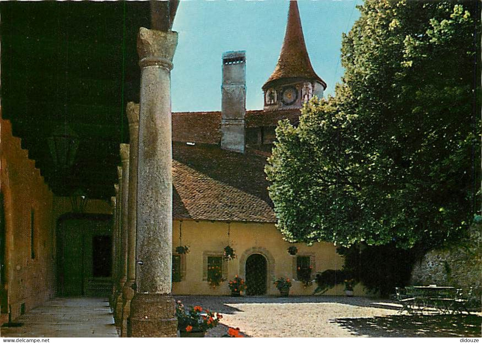 Carte Postale - Suisse - VD Vaud - Lucens - Château de Lucens - Fondation Conan Doyie sur la route Lausanne-Berne - CPM