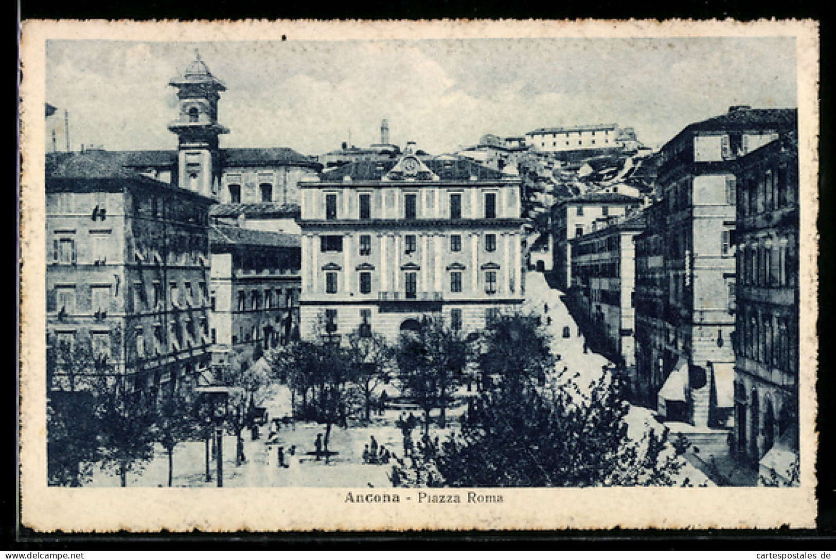 Cartolina Ancona, Piazza Roma animata con edifici storici e persone