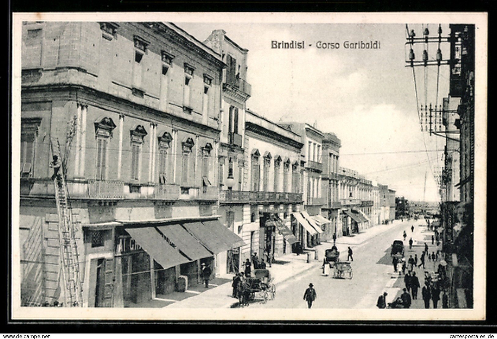 Cartolina Brindisi, Corso Garibaldi con persone e carrozze sul viale