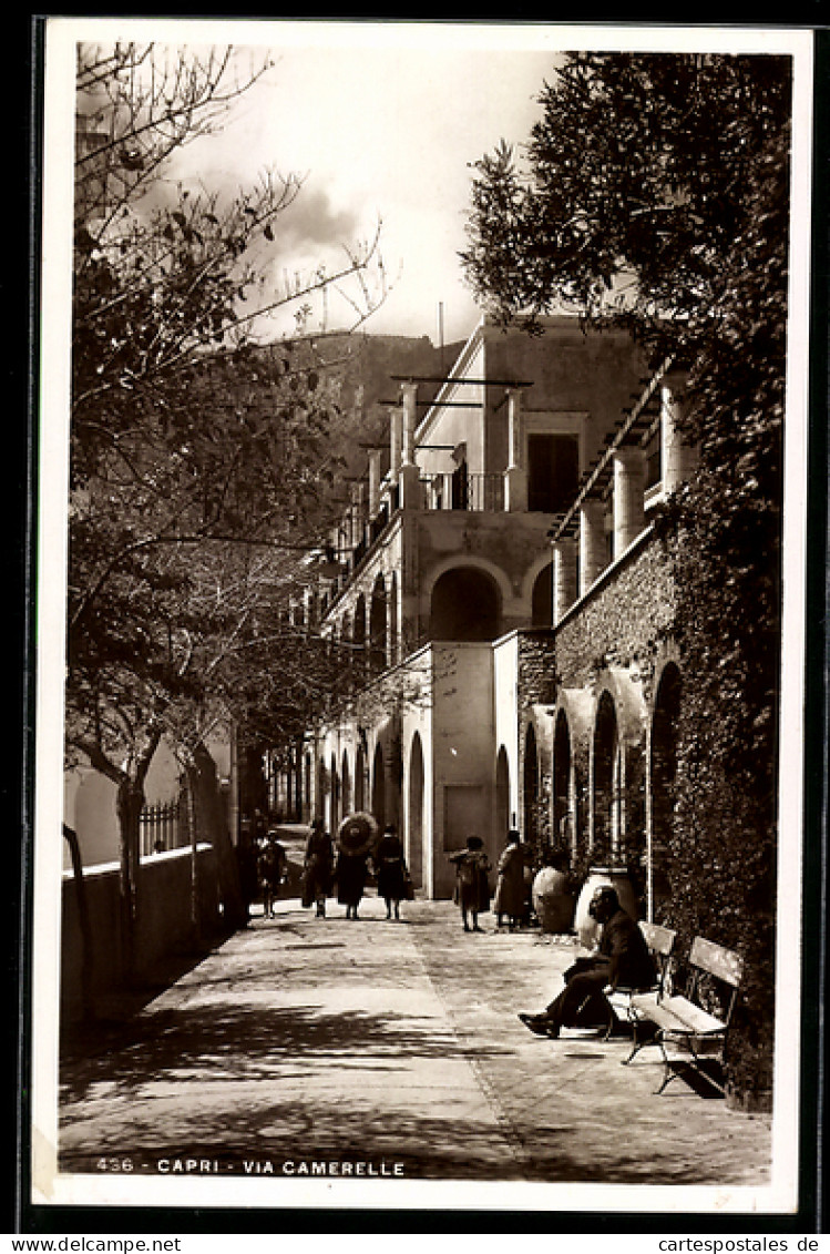 Cartolina Capri, Via Camerelle con persone sedute e passeggianti