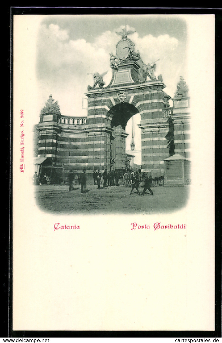 Cartolina Catania, Porta Garibaldi con persone e carrozze