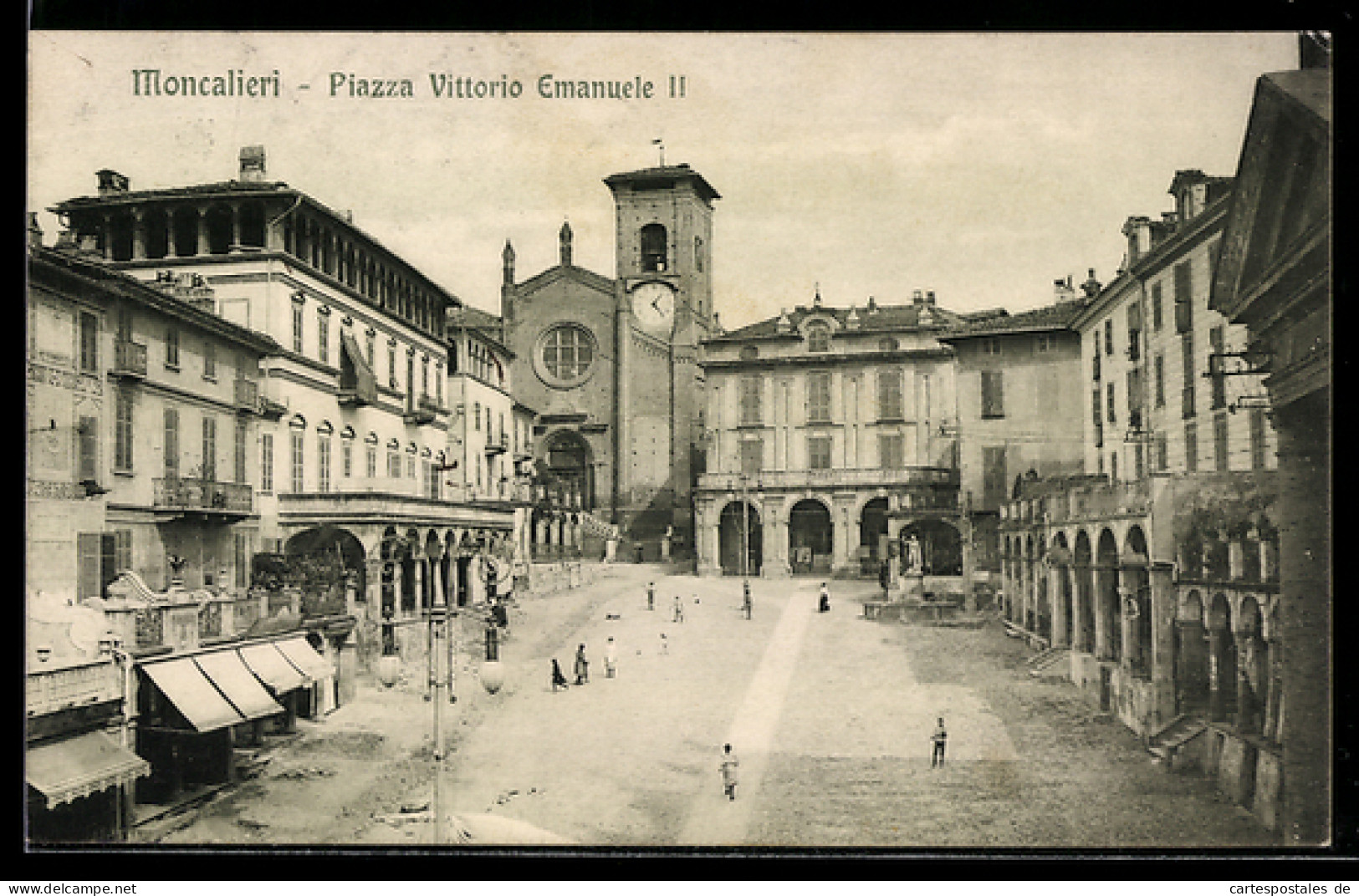 Cartolina Moncalieri, Piazza Vittorio Emanuele II con persone e antichi edifici