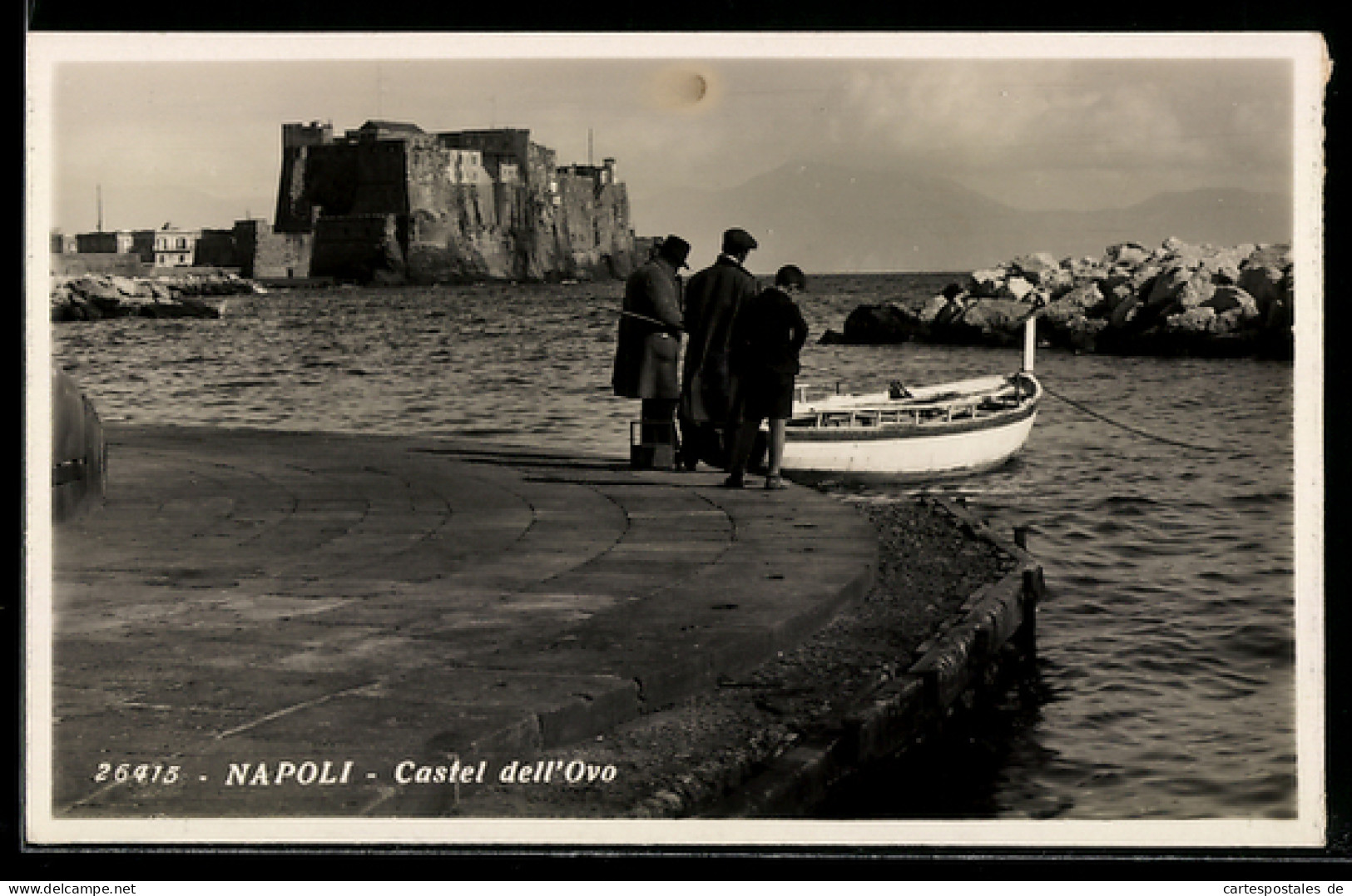 Cartolina Napoli, Castel dell`Ovo con persone sul molo