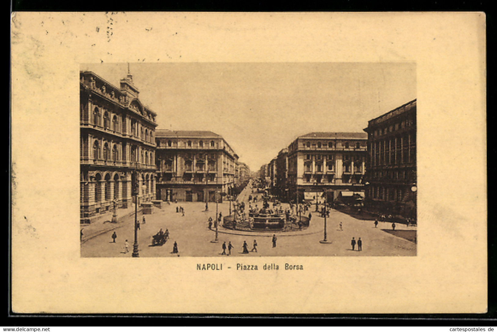 Cartolina Napoli, Piazza della Borsa con persone e edifici storici