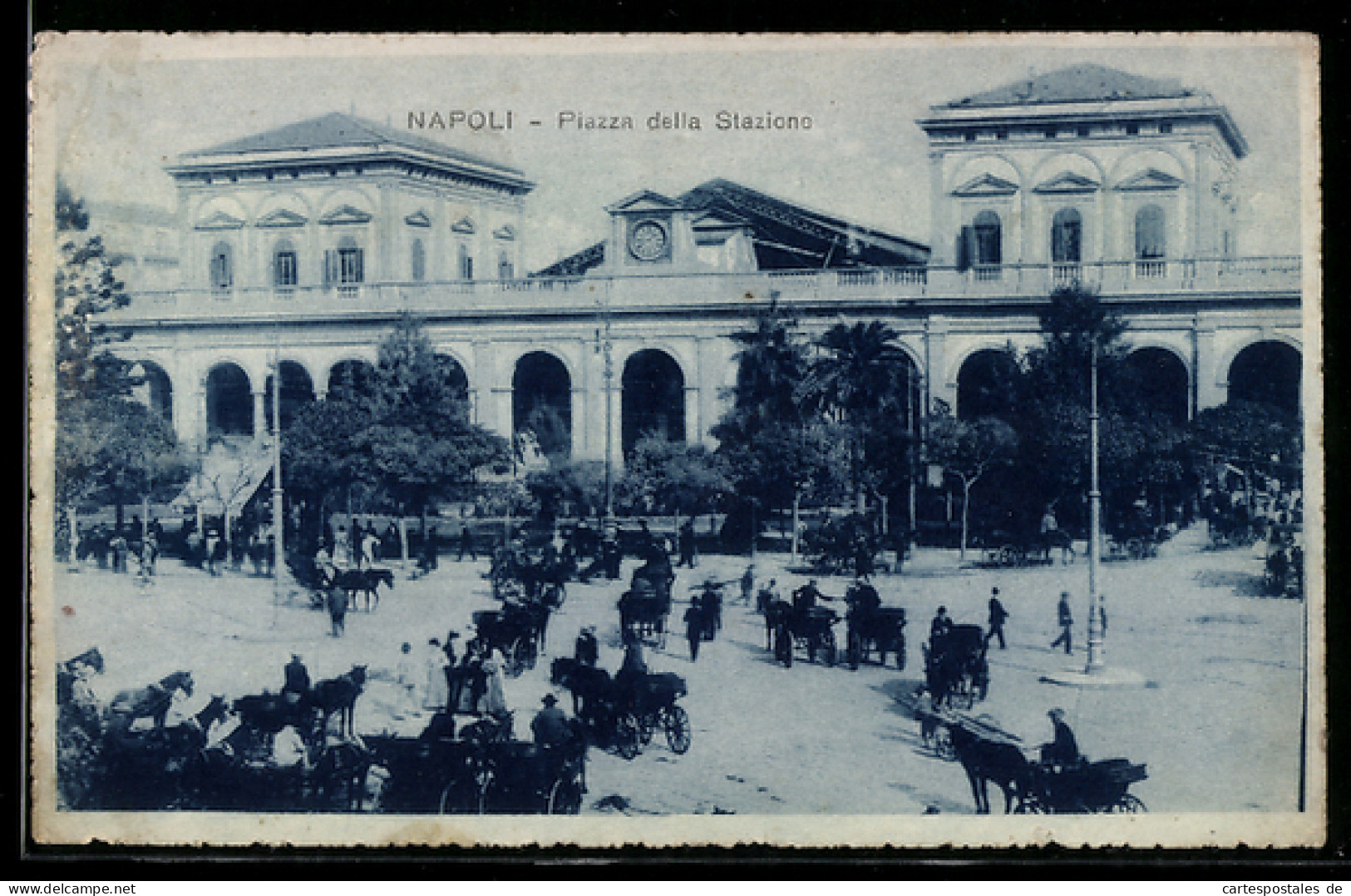 Cartolina Napoli, Piazza della Stazione con carrozze e persone