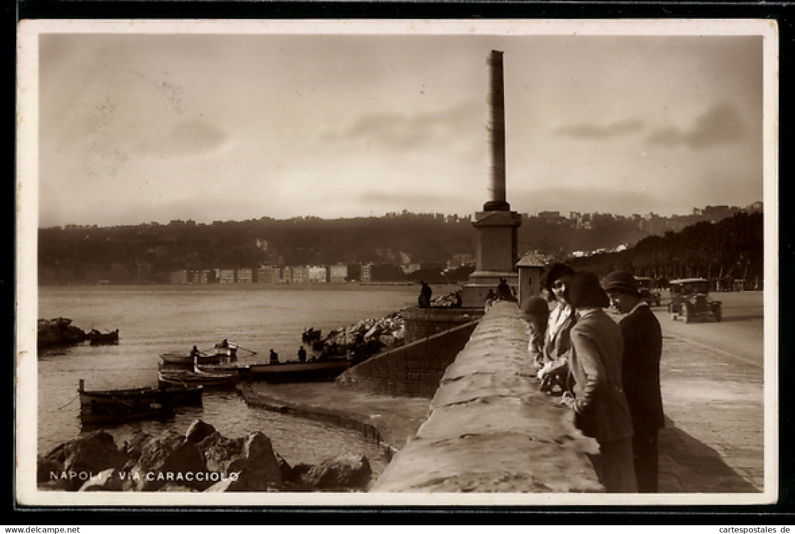 Cartolina Napoli, Via Caracciolo con colonne e persone sul lungomare