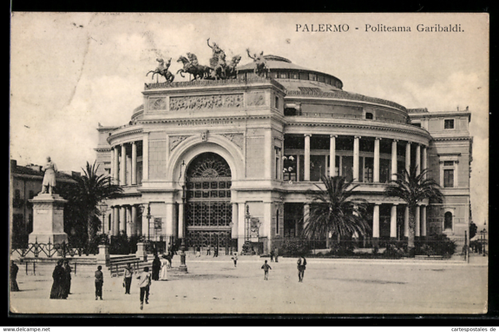 Cartolina Palermo, Politeama Garibaldi con statue e persone sulla piazza