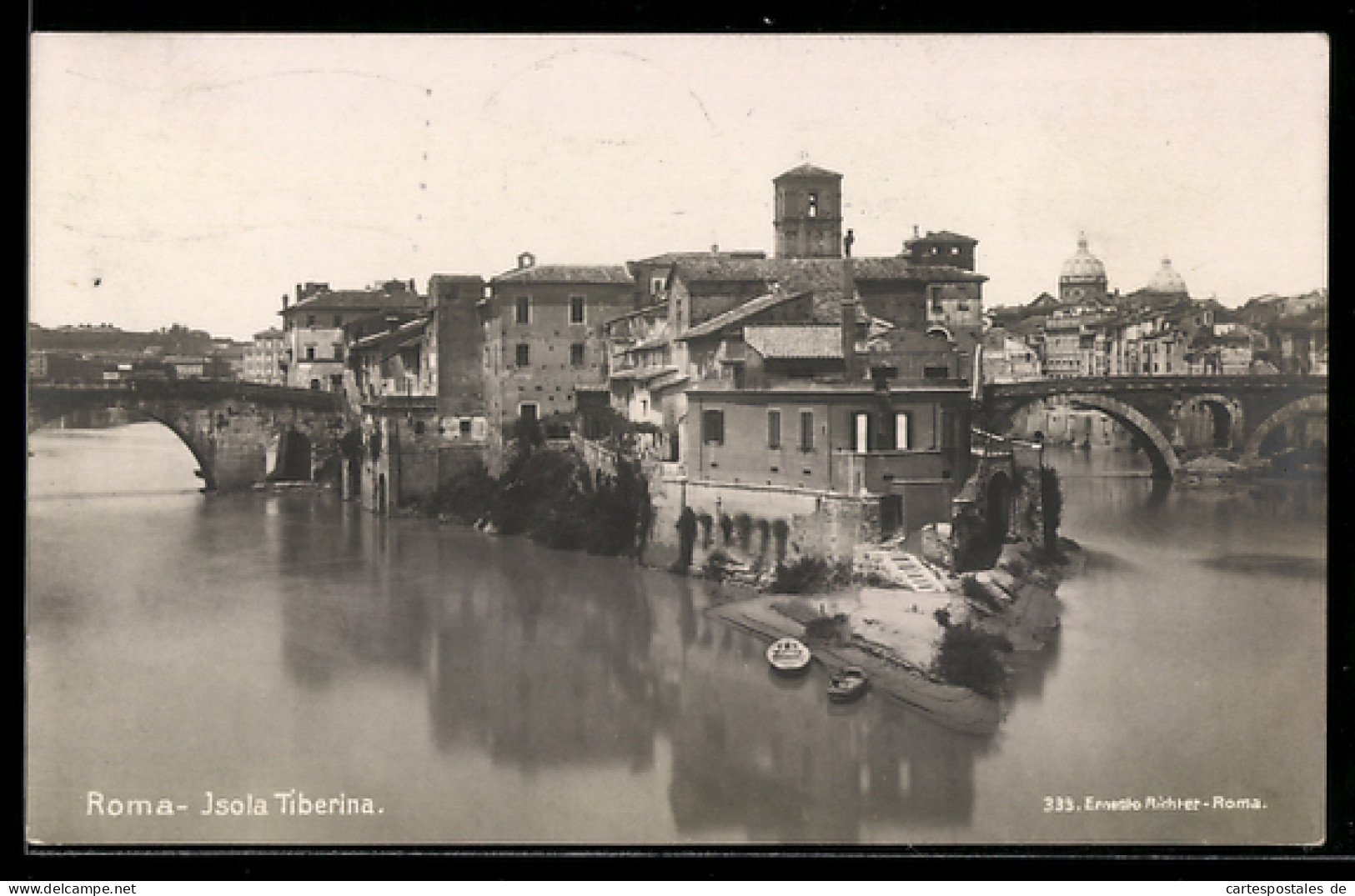 Cartolina Roma, Isola Tiberina con ponte e edifici storici sul fiume Tevere