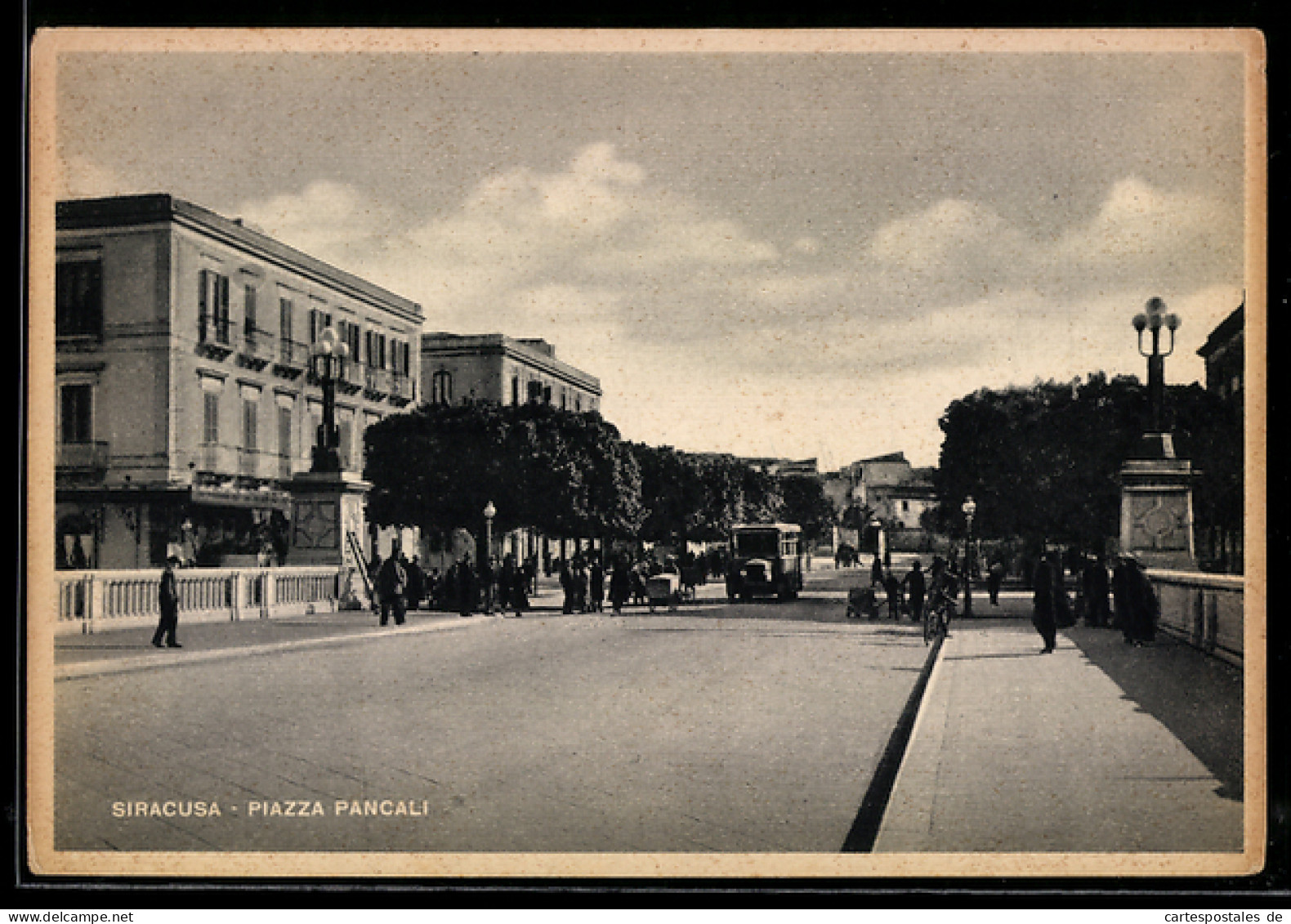 Cartolina Siracusa, Piazza Pancali con persone e veicoli