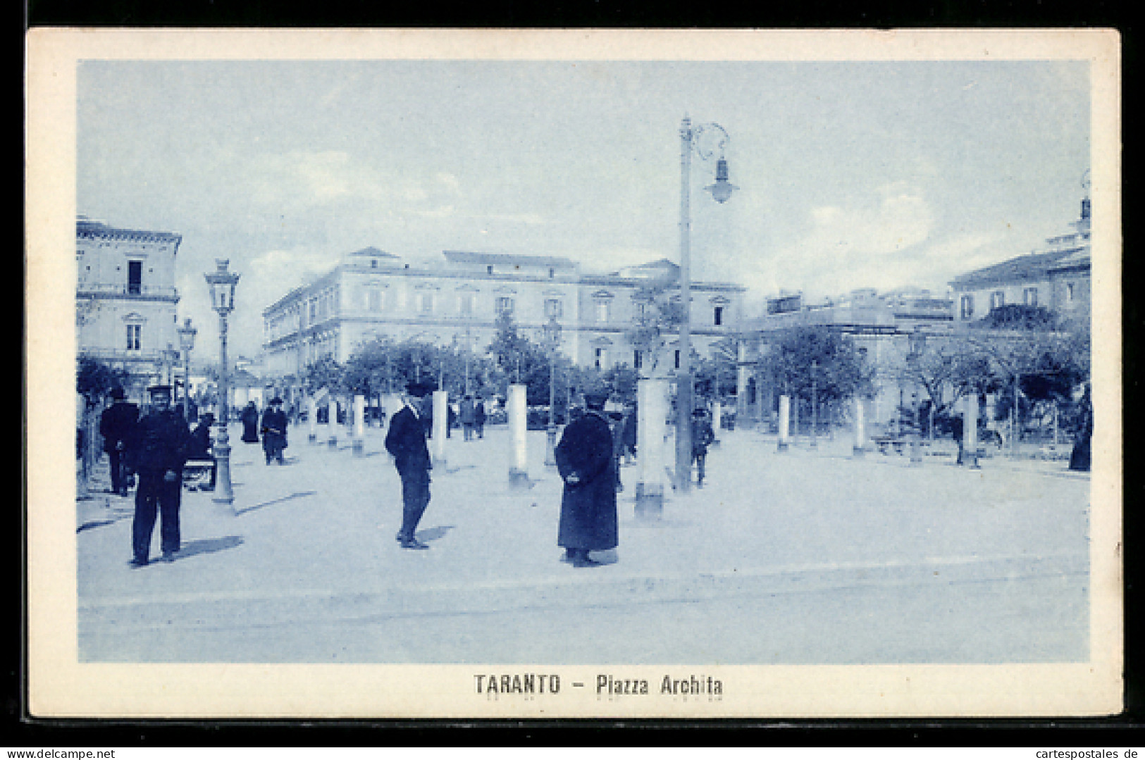 Cartolina Taranto, Piazza Archita con persone e lampioni