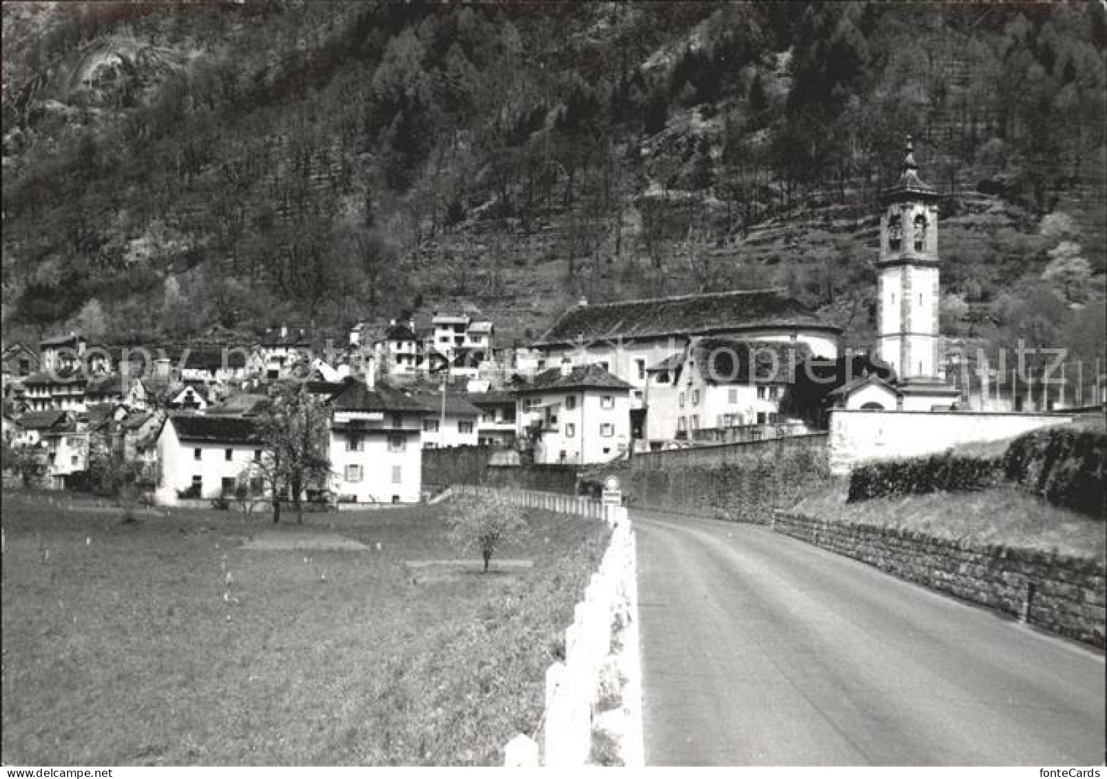 Cavergno Landstrasse Dorfpartie mit Kirche