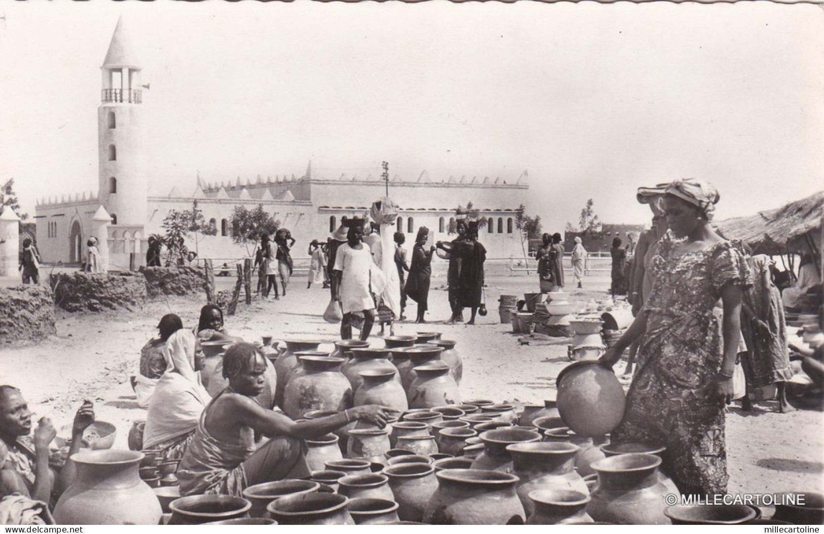 * CHAD - Fort Lamy - Vente de Poteries, Mosquee