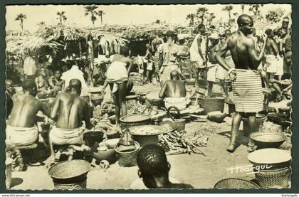TCHAD Afrique ~1956 Carte Postale " Marche de Village "