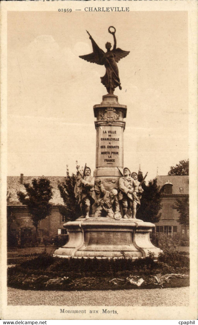 Charleville - Monument aux Morts - CPA