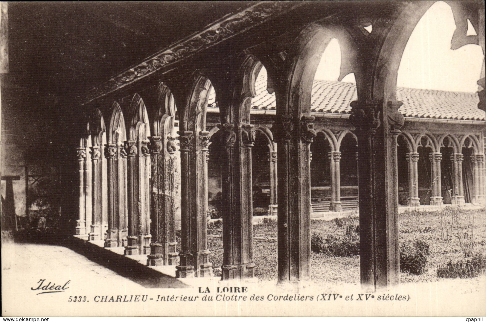Charlieu CPA Interieur du cloitre des Cordeliers