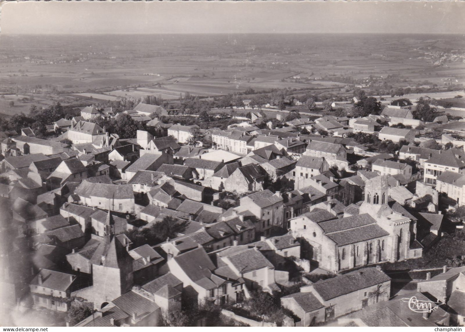 Charroux - Vue générale aérienne et l'Eglise