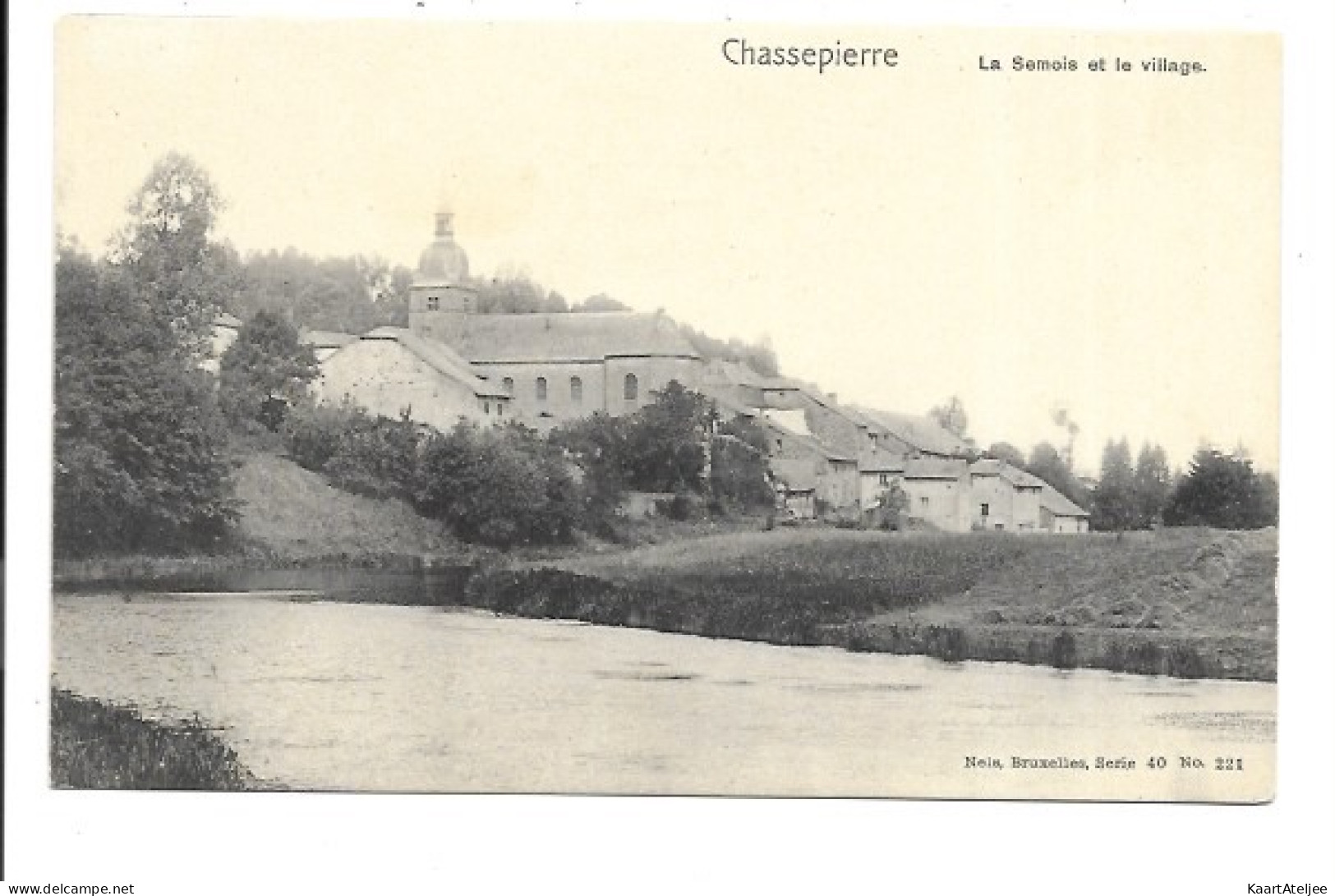 Chassepierre - La Semois et le village.