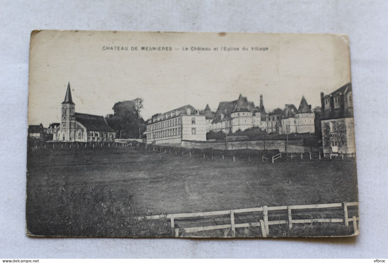 Château de Mesnières, le château et l'église du village, Mesnières en Bray, Seine Maritime 76