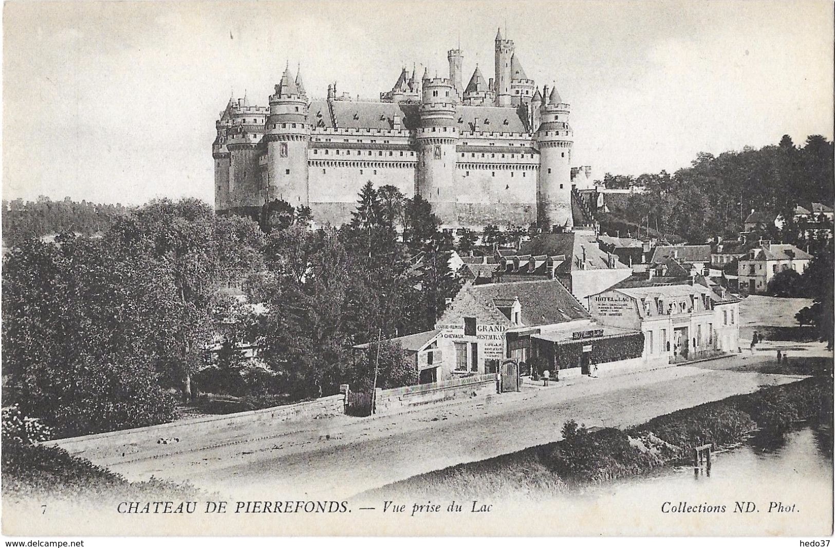 Château de Pierrefonds - Vue prise du Lac