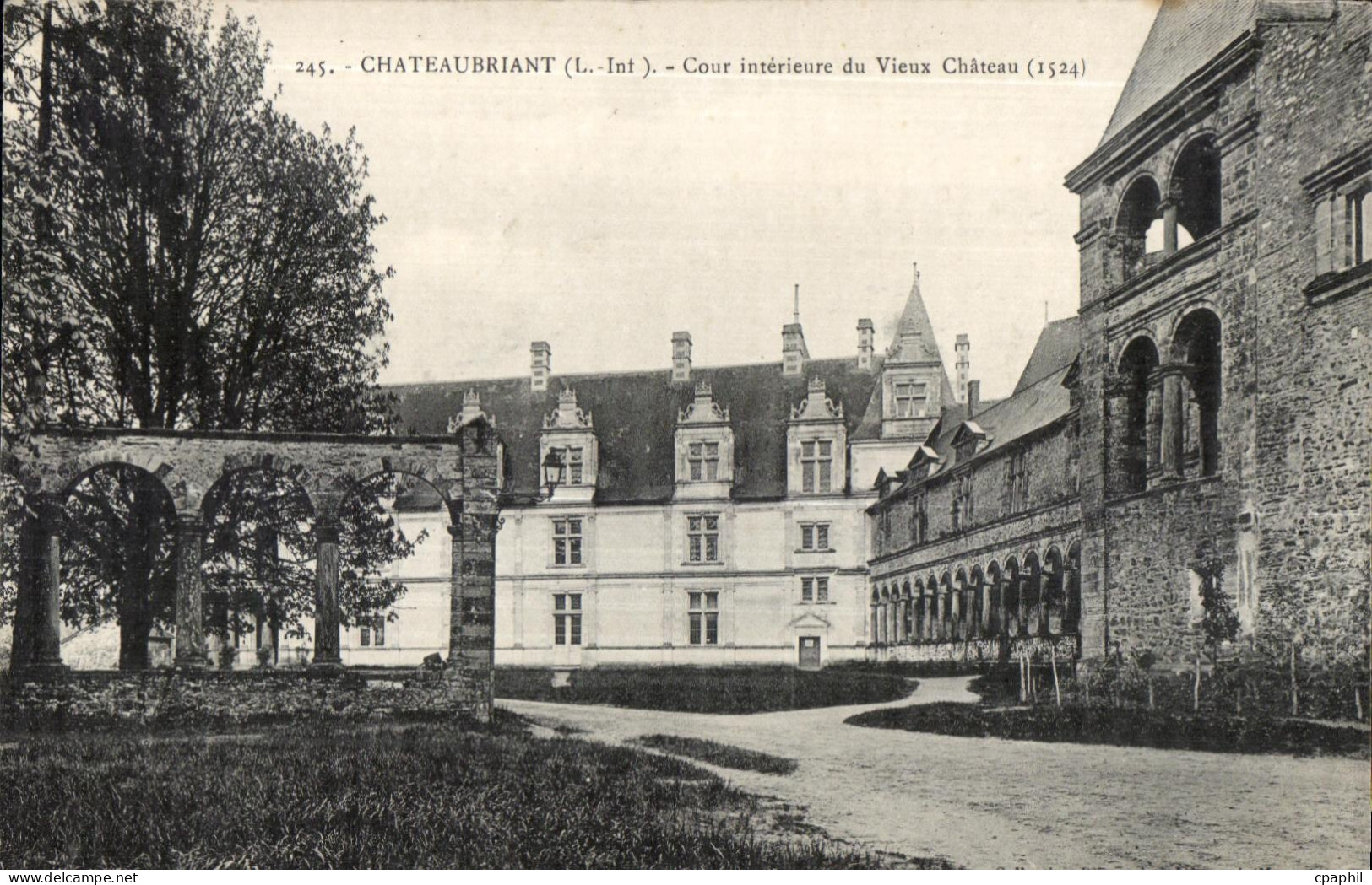 Chateaubriant - Cour Interieure du Vieux Chateau - CPA