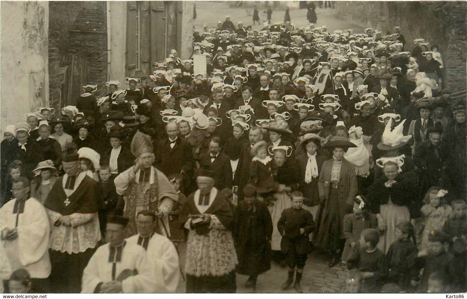 châteaulin * carte photo * une procession * fête religieuse défilé * 1910 * coiffe