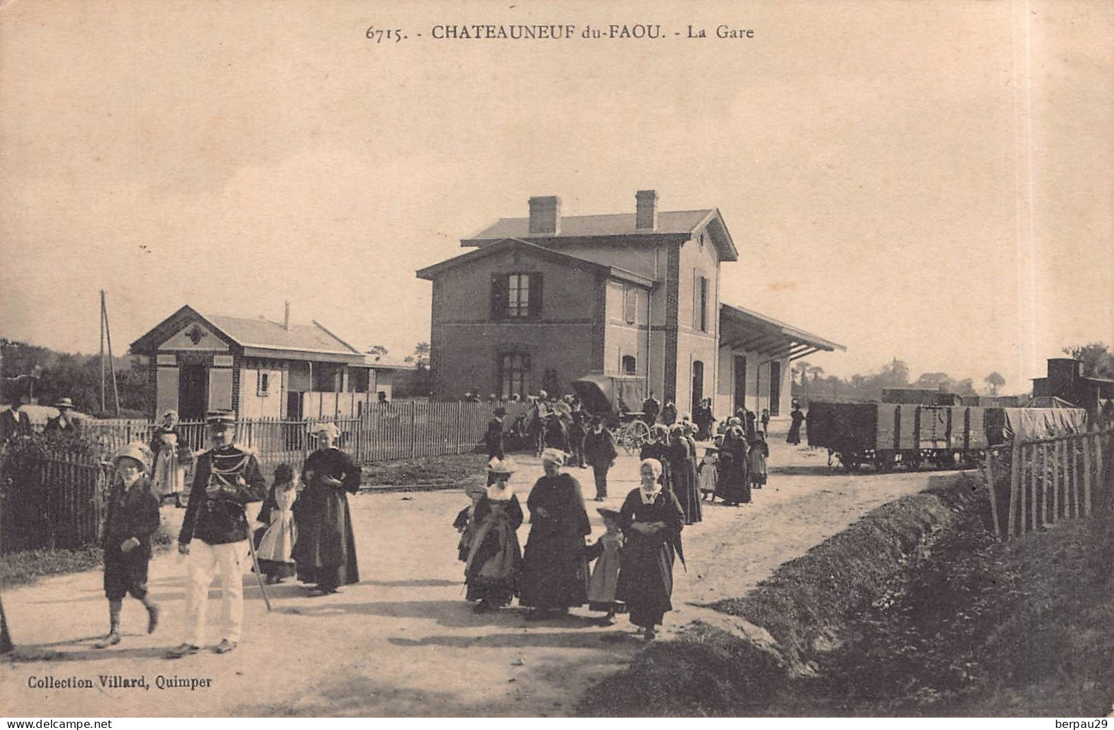 CHATEAUNEUF DU FAOU  - La GARE ( tres animée )