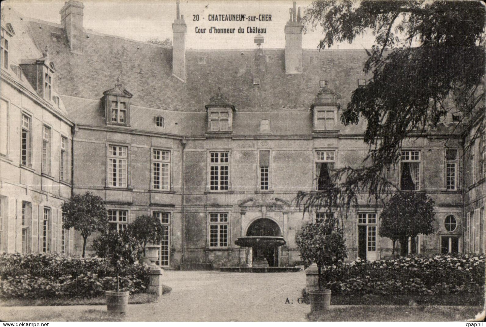 Chateauneuf sur Cher - Cour d Honneur du Chateau - CPA