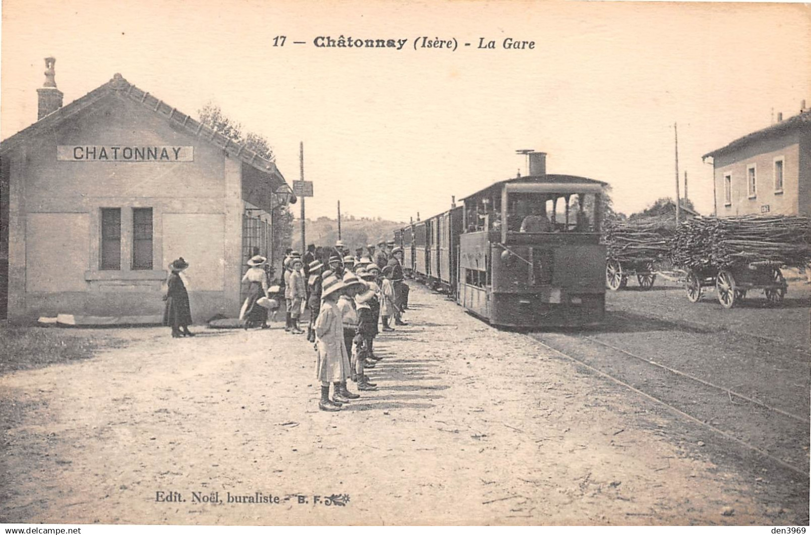CHATONNAY (Isère) - La Gare - Tramway (BEAU PLAN) en attente