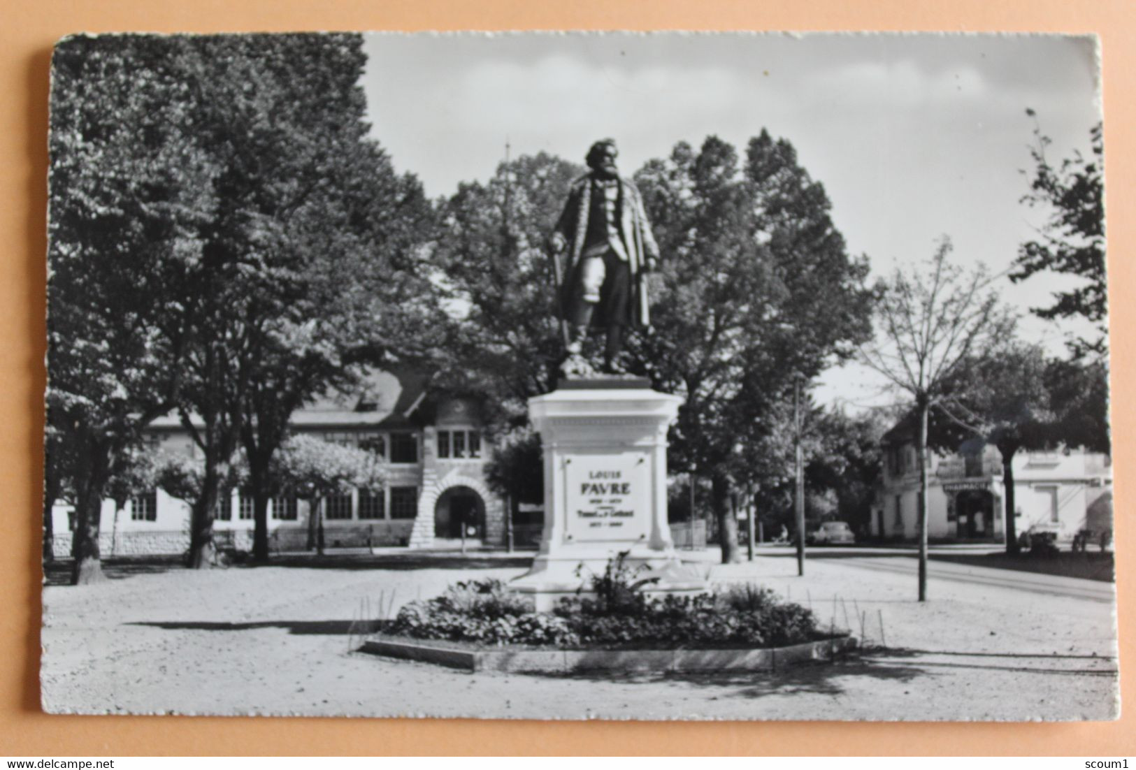 chêne bourg - statue de louis favre et l'école