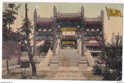CPA Chine 1910. PEKING - Terrasse mit Ehrenbogen - Archways with terrace – PEKIN,