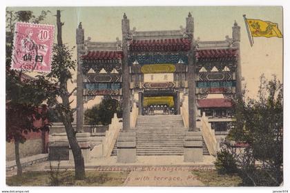 CPA Chine 1911. PEKING - Terrasse mit Ehrenbogen - Archways with terrace – PEKIN, timbre français