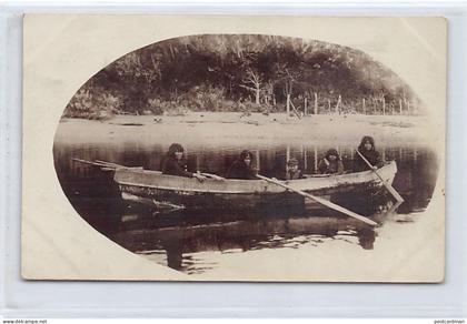 Chile - Patagonia y Tierra del Fuego - Ninos indios Onas en un barque - REAL PHOTO - Ed. desconocido