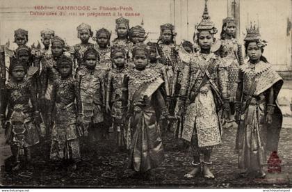 CPA Phnom Penh Kambodscha, Danseuses du roi se préparant à la danse