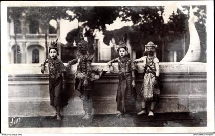 CPA Phnom Penh Kambodscha, Danseuses Royales au repos dans la cour du Palais