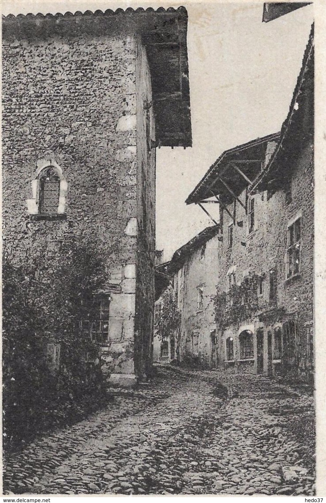 Cité de Pérouges - La rue des Rondes, côté Nord, et le Grenier à Sel