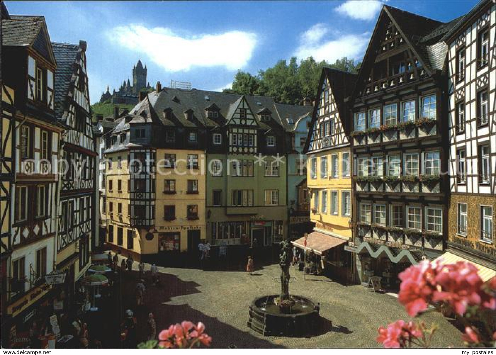 Cochem Mosel Marktplatz Brunnen mit Reichsburg Cochem