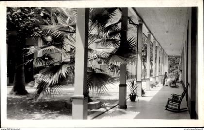 Photo CPA Kolumbien, Arkaden an einem Gebäude, Schaukelstuhl