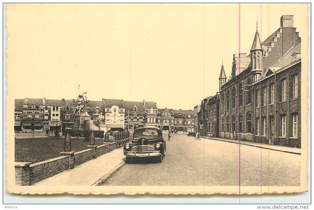 COMINES  - la mairie, voiture.