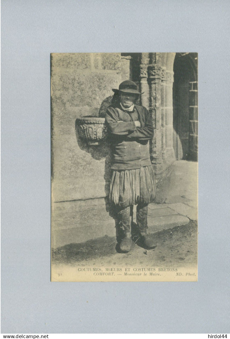 Confort-Meilars (29) : costume breton - Monsieur le Maire