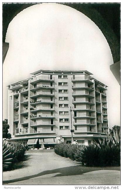 cpsm BRAZZAVILLE - Immeuble Moderne ( Immeuble La Paternelle Place Richelieu )