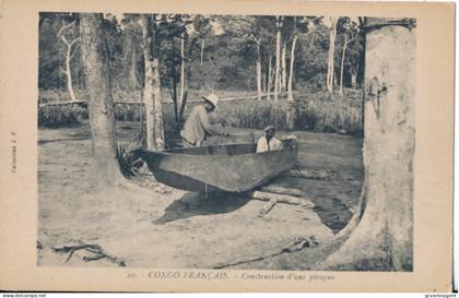 CONGO FRANCAIS    CONSTRUCTION D'UNE PIROGUE