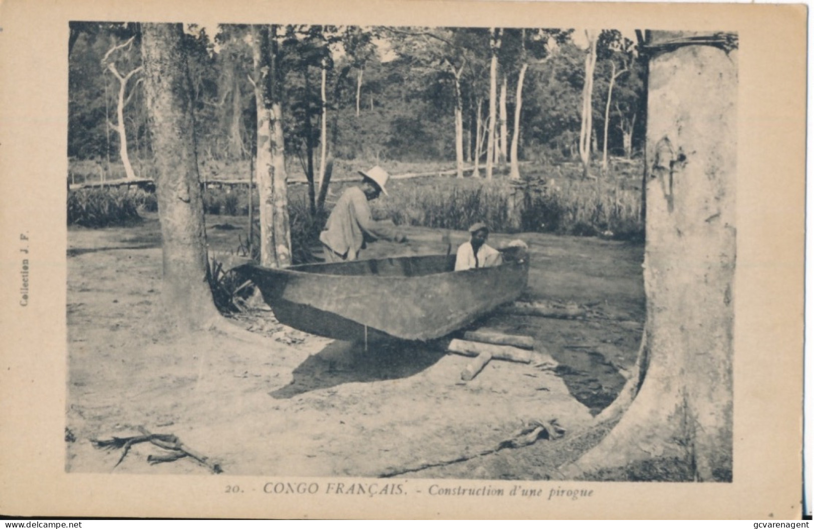 CONGO FRANCAIS    CONSTRUCTION D'UNE PIROGUE