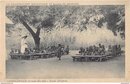 Congo Kinshasa - LEOPOLDVILLE - Européens et indigènes attendant - CARTE PHOTOL'école en plein air - Ed. Mission Francis