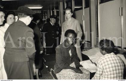 Postcard / ROYALTY / Belgium / België / prinses Paola / princesse Paola / vluchtelingen / réfugiés / Bruxelles / 1960