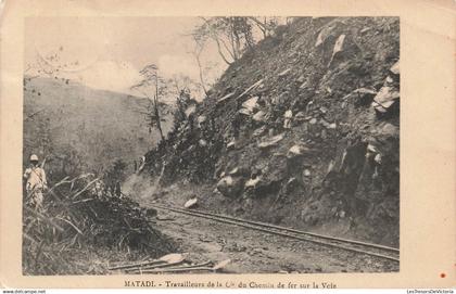 [-5%] CONGO - KINSHASA (EX ZAIRE) - Matadi - Travailleurs de la Cie du Chemin de fer sur la Voie - Carte Postale Ancienn