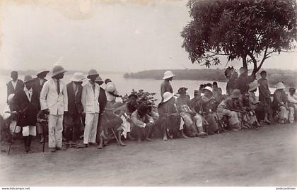 Congo Kinshasa - LEOPOLDVILLE - Européens et indigènes attendant - CARTE PHOTO - Ed. E. Bessières