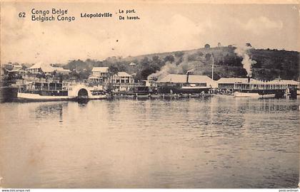 Congo Kinshasa - LEOPOLDVILLE - Européens et indigènes attendant - CARTE PHOTOLe port - Ed. inconnu