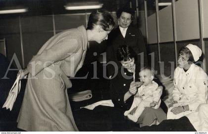 Postcard / ROYALTY / Belgium / België / prinses Paola / princesse Paola / vluchtelingen / réfugiés / Bruxelles / 1960