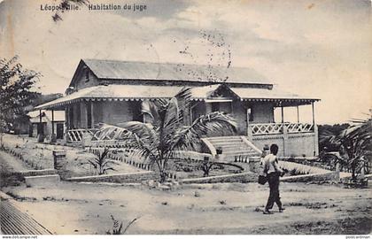 Congo Kinshasa - LEOPOLDVILLE - Européens et indigènes attendant - CARTE PHOTOHabitation du juge - Ed. L. Daneels