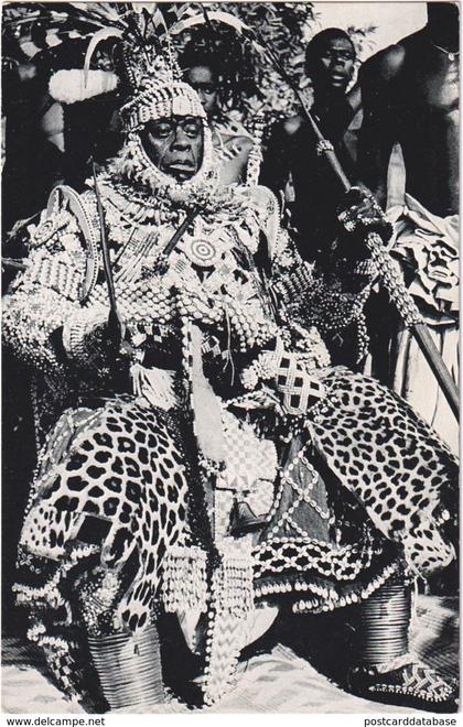 Le Niymi, roi des Ba-Kuba, en tenue d\'apparat